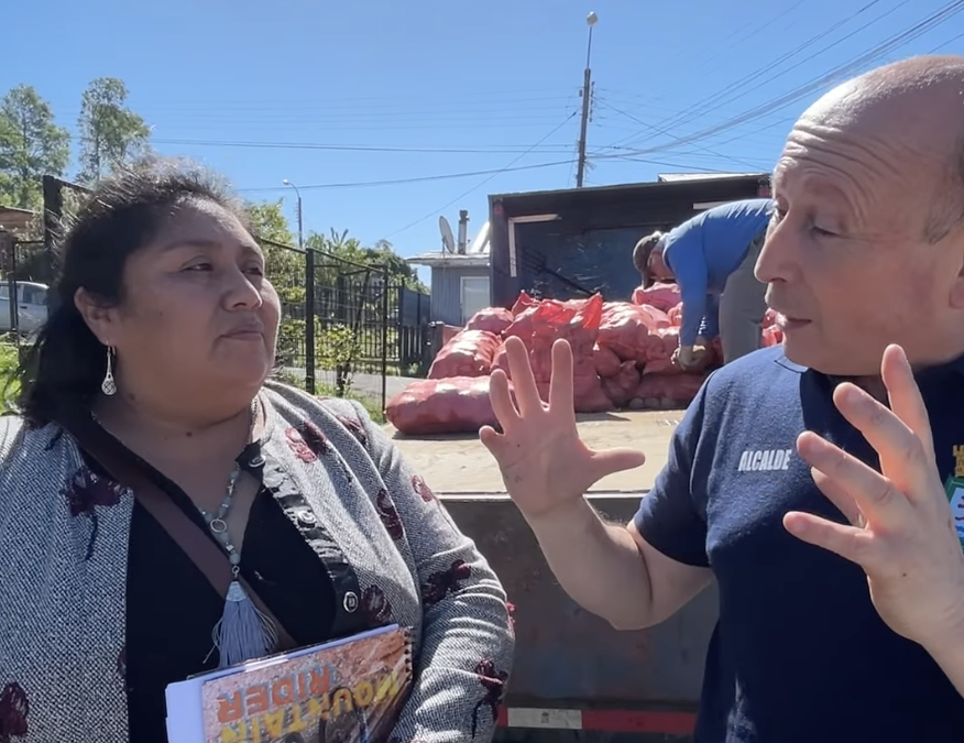 Municipio entrega sacos de papas a adultos mayores de la Población Lolquellén